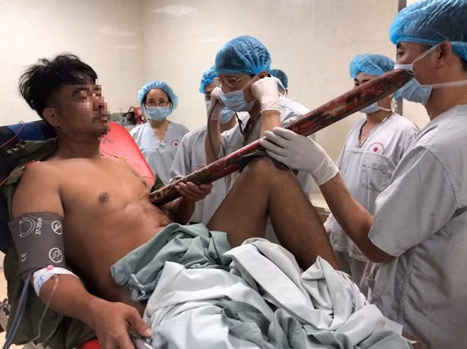 Các bác sĩ BV E thăm khám cho bệnh nhân trước lúc phẫu thuật