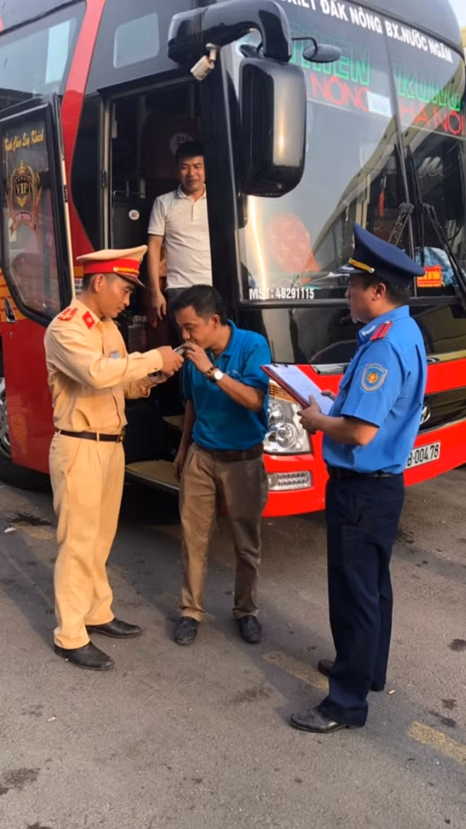 Kiểm tra nồng độ cồn với lái xe