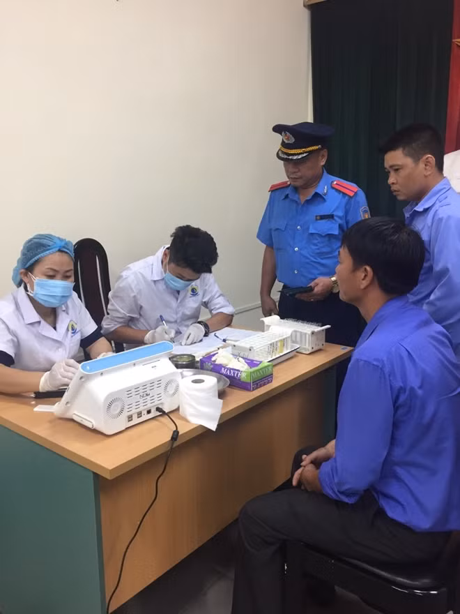 Một tài xế đang làm thủ tục kiểm tra