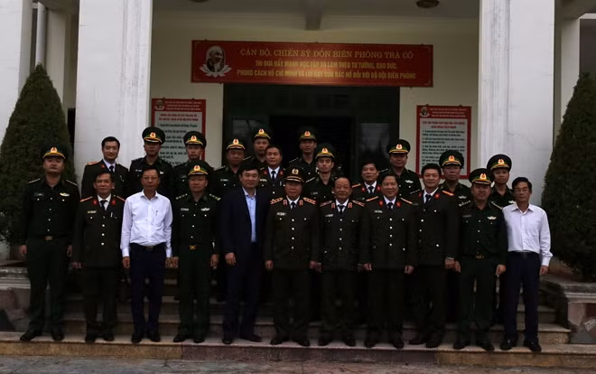 Thứ trưởng Bùi Văn Nam và đoàn công tác chụp ảnh cùng cán bộ chiến sĩ Đồn Biên phòng Trà Cổ