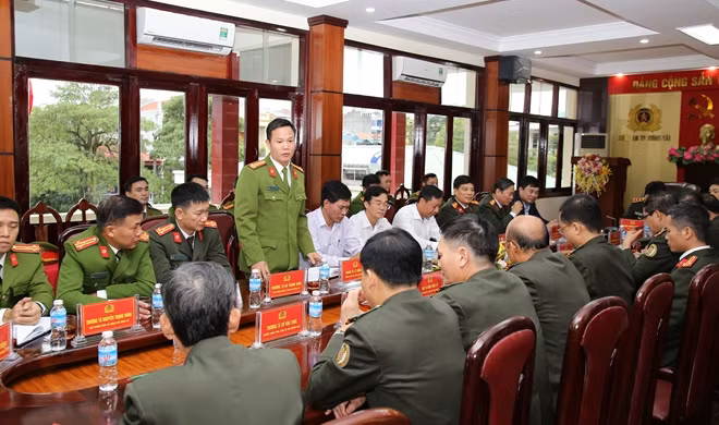 Lãnh đạo Công an TP Móng Cái báo cáo công tác đảm bảo ANTT