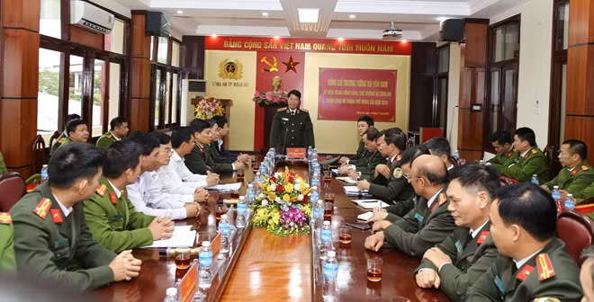 Đồng chí Thứ trưởng Bùi Văn Nam phát biểu tại buổi làm việc với Công an TP Móng Cái