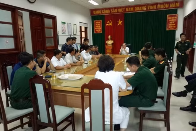 Đại diện Bệnh viện làm việc với gia đình bệnh nhi.