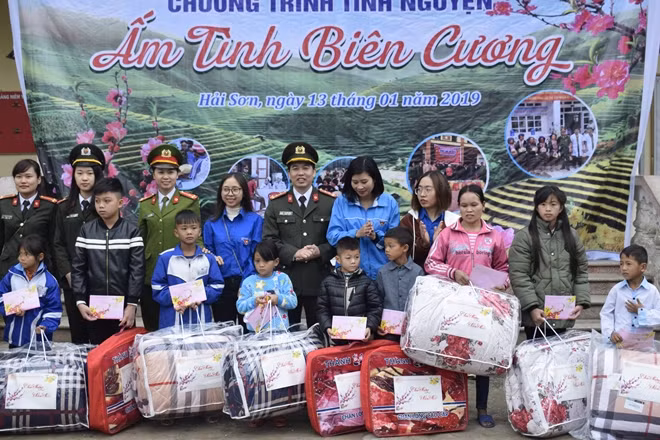 Tặng quà cho các em học sinh có hoàn cảnh khó khăn