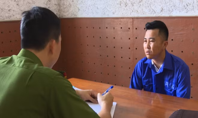 Đối tượng trộm két sắt đang khai trước Cơ quan điều tra.