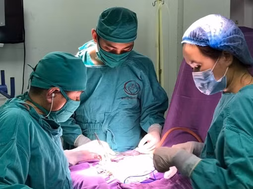 Phẫu thuật cứu trẻ 2 ngày tuổi bị tắc ruột bẩm sinh