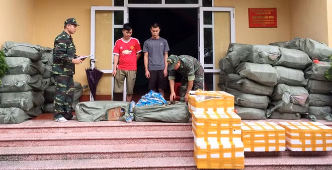 Hai đối tượng và gần 1,8 tấn thực phẩm nhập lậu