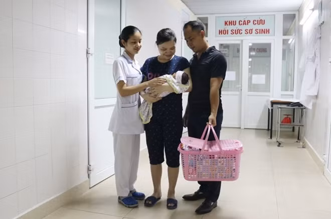 Bé xuất viện về với gia đình