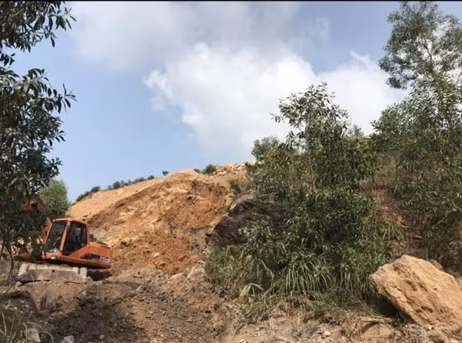 Khai thác đất, đá trái phép, phá hủy môi trường, tàn phá tài nguyên rừng
