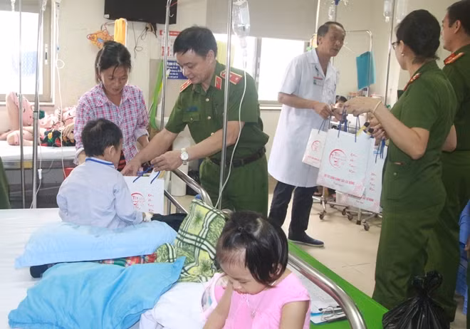 Trung tướng Phạm Quốc Cương cùng cán bộ, chiến sĩ Bộ Tư lệnh và lãnh đạo Bệnh viện tặng quà các bệnh nhi