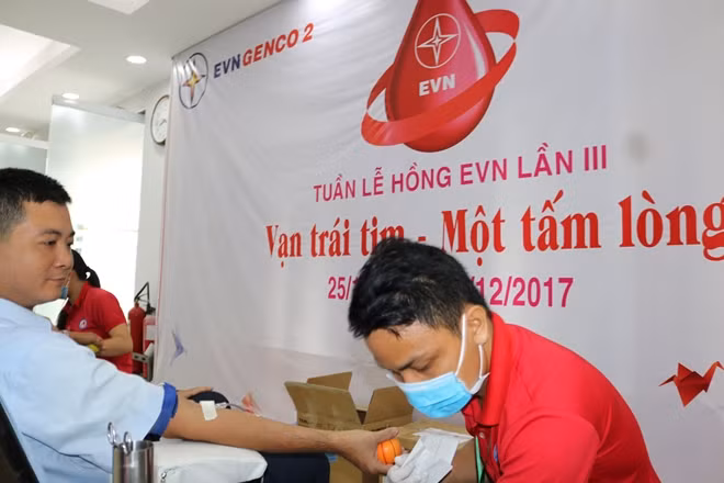 Các cán bộ, công nhân ngành điện lực tham gia hiến máu nhân đạo gửi thông điệp “vạn trái tim một tấm lòng”