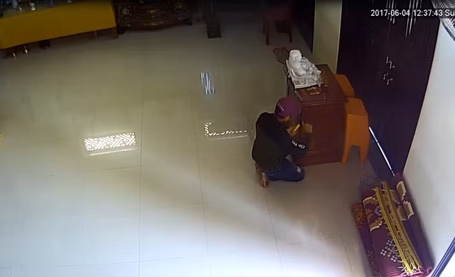 Hình ảnh đối tượng Nguyễn Quang Hiệp vào trong chánh điện chùa rồi dùng tuốc nơ vít cạy cửa hòm công đức.