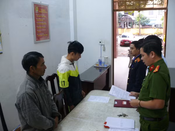 Đặng Quang Tân (áo gió màu xanh) bị bắt sau khi gây án Đặng Quang Tân (áo gió màu xanh) bị bắt sau khi gây án