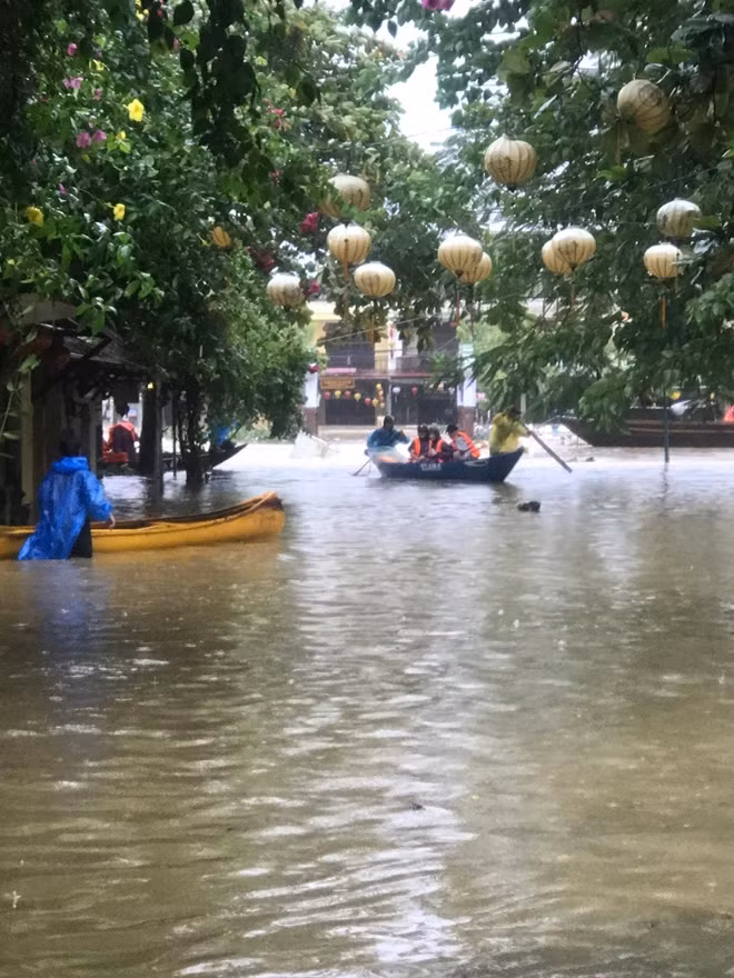 Nhiều tuyến đường của phố cổ Hội An ngập chìm trong nước lũ