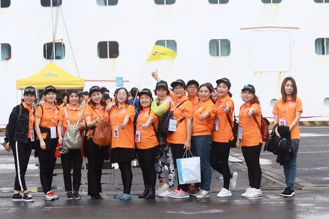 Cận cảnh tàu du lịch siêu sang Costa Fortuna và những du khách cập cảng Tiên Sa – TP. Đà Nẵng vào sáng ngày 8-12.