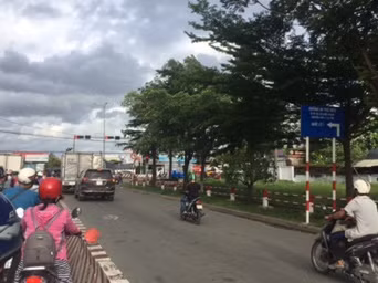 Một biển báo nằm khuất và không đúng vị trí trên đường số 7 KCN Vĩnh Lộc