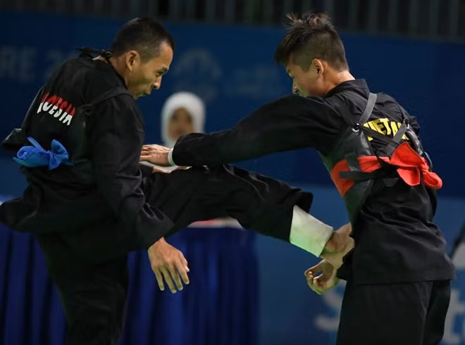 Những cú đánh chính xác giúp võ sĩ Indonesia hạ Nguyễn Văn Tú(trái) với tỷ số 5-0. Ảnh: SEA Games2015.