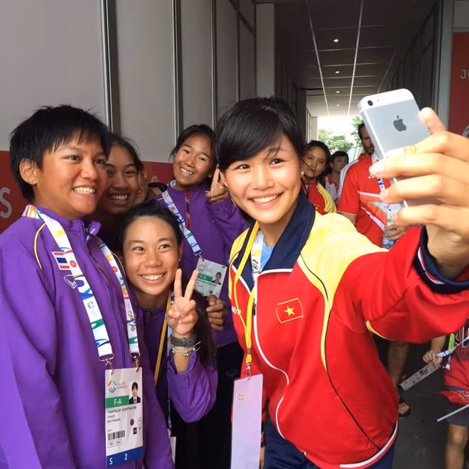 Thi đấu vẫn thi đấu nhưng sở thích chụp ảnh selflife thì không thể bỏ. Ảnh: SEAGames2015