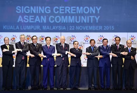 Lãnh đạo các nước ASEAN tại lễ ký Tuyên bố thành lập Cộng đồng ASEAN, ngày 22-11-2015.
