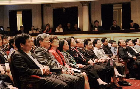 Khán giả đi xem vở "Hamlet" do Nhà hát Kịch Việt Nam dàn dựng, công diễn tại Nhà hát lớn Hà Nội (6 - 7/11).