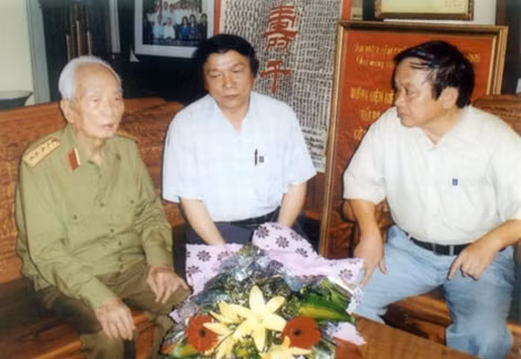 Nhà thơ Ngô Minh (bìa phải) đang đọc thơ cho Đại tướng Võ Nguyên Giáp nghe ở nhà riêng (số nhà 30 Hoàng Diệu, TP Hà Nội).