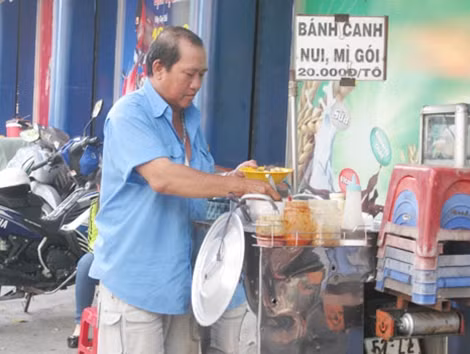 Góc bán hàng bên vỉa hè của anh Nguyễn Đình Dân.