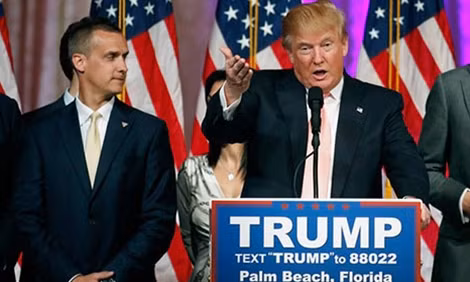 Corey Lewandowski bên cạnh ông Donald Trump trong một sự kiện vận động gần đây. Ảnh Reuters.
