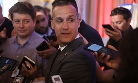 Corey Lewandowski giữa vòng vây báo chí hôm 8-3. Ảnh Getty.