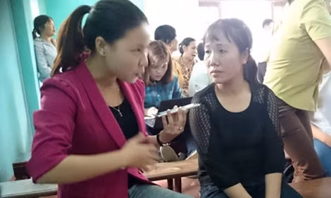 Chị Dương Thị Hồng (áo đen).