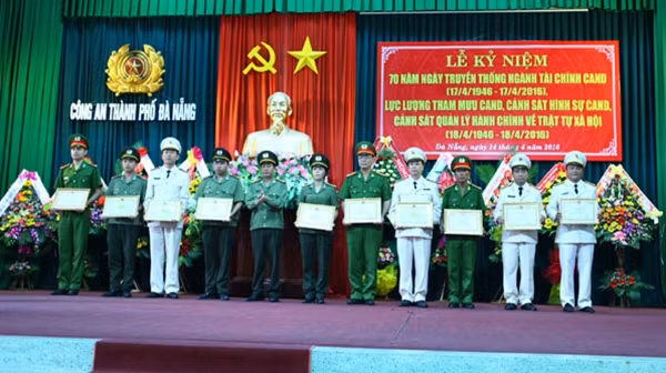 Đại tá Lê Văn Tam trao bằng khen của Bộ Công an cho các điển hình tiêu biểu.