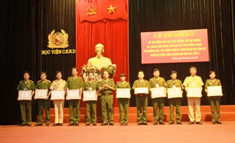 Thiếu tướng Phạm Ngọc Hà, Phó Giám đốc Học viện CSND tặng giấy khen của Giám đốc Học viện cho 11 học viên xuất sắc.