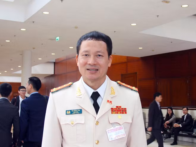 Đại biểu Công an trả lời phỏng vấn báo chí bên lề Đại hội.