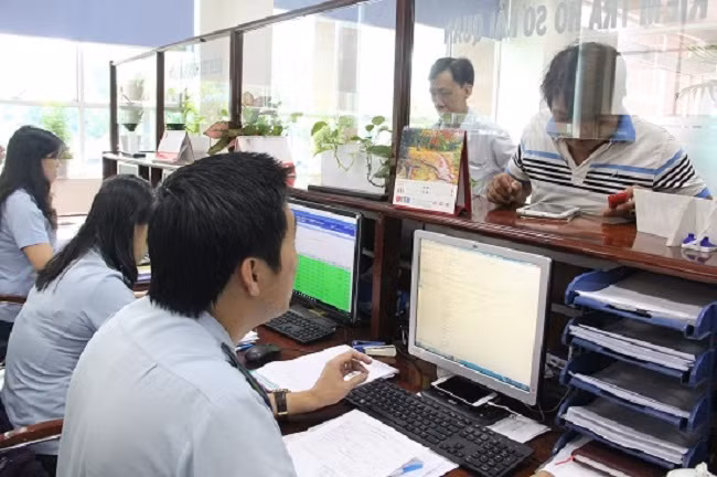 Cán bộ Hải quan ứng dụng công nghệ phục vụ tận tình cho các doanh nghiệp (ảnh Hải quan)