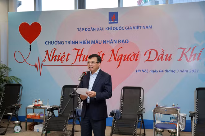 Chủ tịch HĐTV Hoàng Quốc Vượng phát động hiến máu.