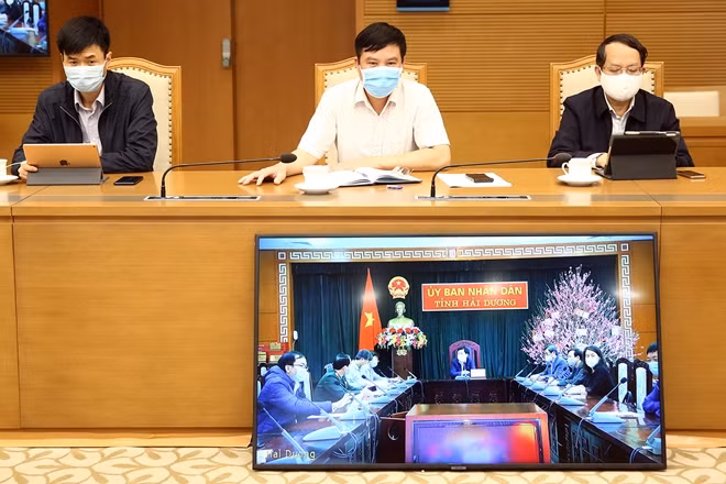 Lãnh đạo tỉnh Hải Dương họp trực tuyến với Phó Thủ tướng Vũ Đức Đam, chiều 10/2. Ảnh: VGP/Đình Nam
