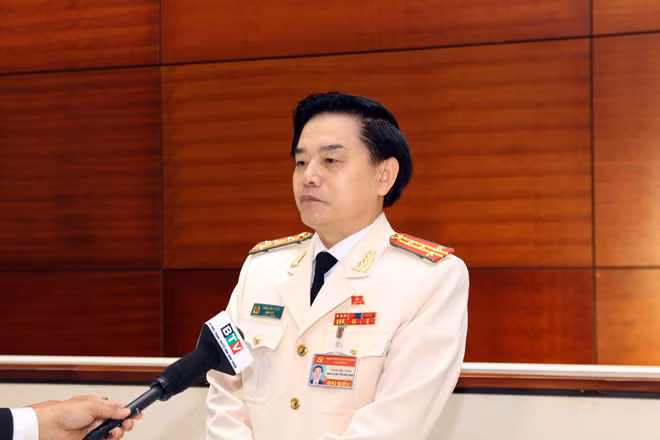 Đại biểu Công an trả lời phỏng vấn báo chí bên lề Đại hội.