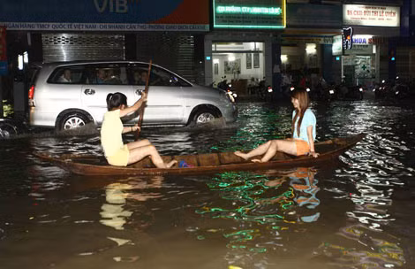 Một con đường ở trung tâm quận Ninh Kiều biến thành sông do triều cường.