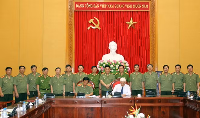 Ký hợp đồng mua bán tài sản gắn liền với đất của Trường Đại học Hà Hoa Tiên.