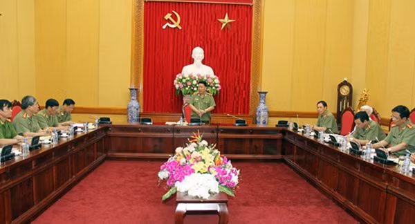 Thứ trưởng Bùi Văn Thành và các đại biểu dự Lễ ký kết mua Trường Đại học Hà Hoa Tiên.