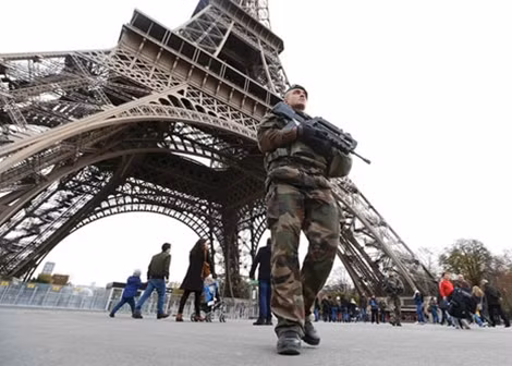 Binh sĩ Pháp tuần tra gần tháp Eiffel ở thủ đô Paris.