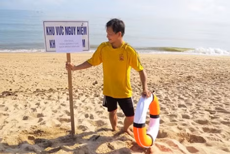 Biển cảnh báo nguy hiểm đã được cắm bên bờ biển Tuy Hòa sau khi phát hiện con cá lạ.