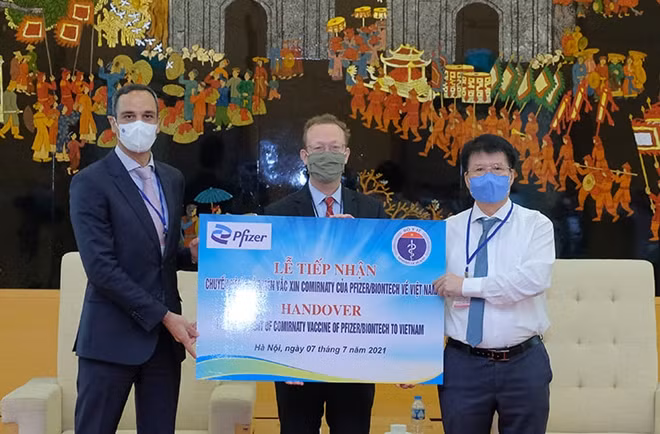 Thứ trưởng Bộ Y tế Trương Quốc Cường tiếp nhận 97.110 liều vaccine Pfizer/BioNtech. (Trần Minh)
