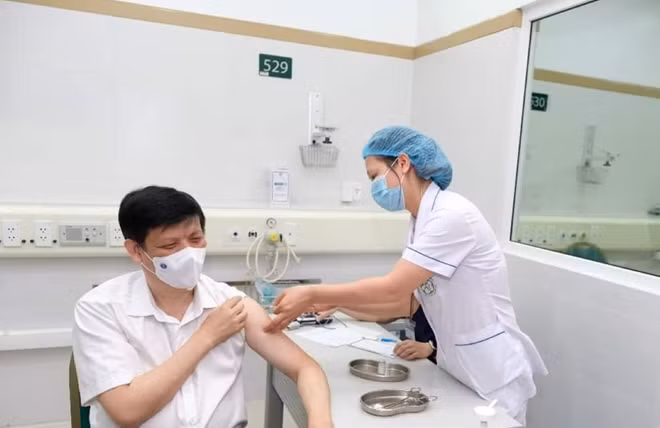 Bộ trưởng Bộ Y tế Nguyễn Thanh Long tiêm vaccine phòng COVID-19 sáng 6/5