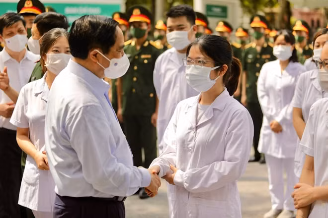 Thủ tướng chia sẻ với lực lượng y tế tuyến đầu