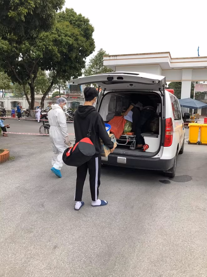 Bệnh nhân được xe của bệnh viện đưa về nhà, bàn giao cho chính quyền địa phương, tiếp tục cách ly, theo dõi 14 ngày. (Ảnh: Vũ Minh Điển)