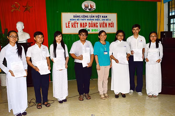 Các học sinh lớp 12, trường THPT Hoàng Diệu được kết nạp Đảng trước ngày thi tốt nghiệp THPT.