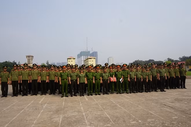 Lãnh đạo hai đơn vị chia tay học viên trước khi lên đường.