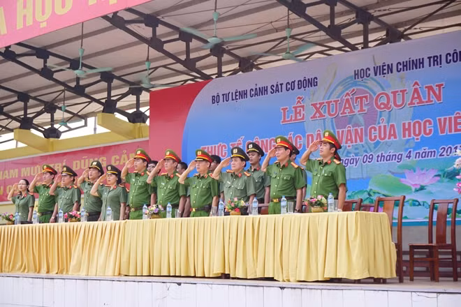 Lãnh đạo Học viện Chính trị CAND và Bộ Tư lệnh Cảnh sát cơ động tham dự buổi lễ xuất quân.
