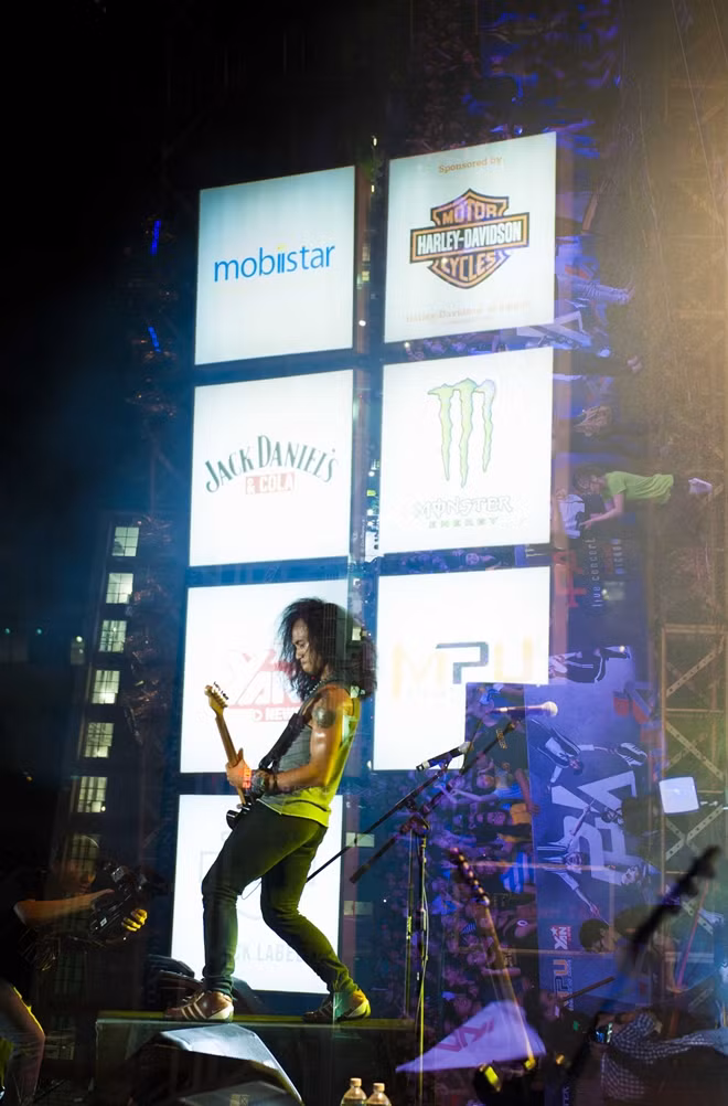Khi Live Concert “Phá” đang diễn ra, ban tổ chức chương trình khá ngỡ ngàng vì phát hiện ở chỗ đứng của khán giả có sự xuất hiện của nhiều vị khách đến từ nước ngoài. Chính sự ủng hộ nhiệt tình của đồng nghiệp và khán giả đã khiến cho Phạm Anh Khoa và ê kíp rất hạnh phúc khi dự án này thành công vượt mức mong đợi.