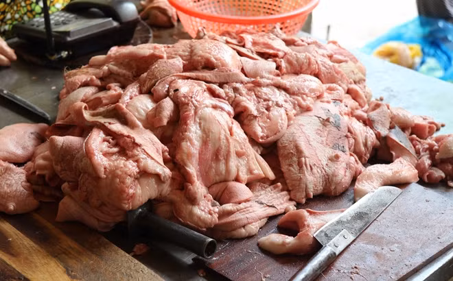 Mỡ heo nguyên liệu không rõ nguồn gốc xuất xứ.